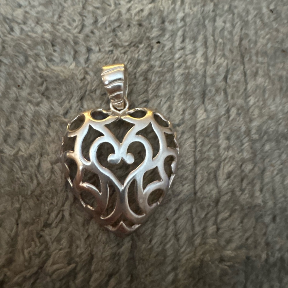 EUC stamped .925 filagree heart pendant.